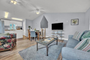 Adorable 1 BDR with Full Kitchen Deck Washer Dryer